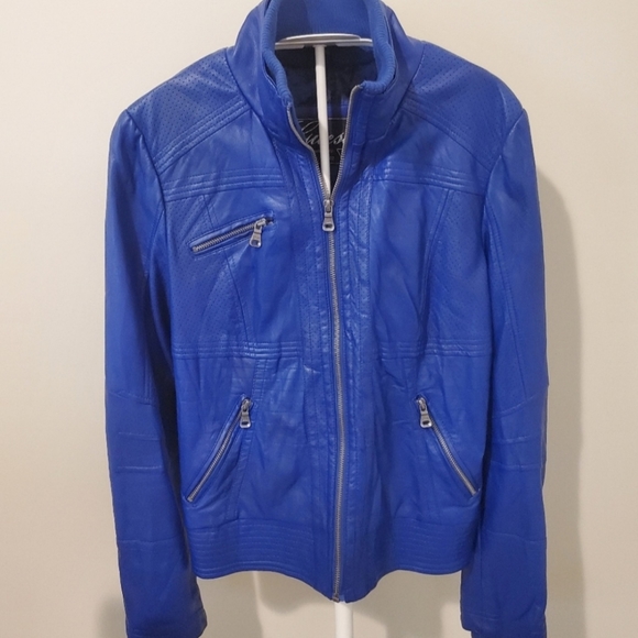 Guess Jackets & Blazers - Gorgeous Guess Jacket